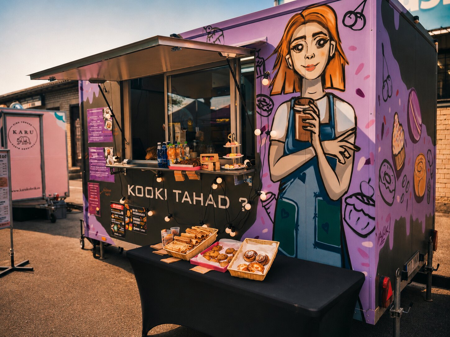 Kooki Tahad food truck koos saiakeste väljapanekuga